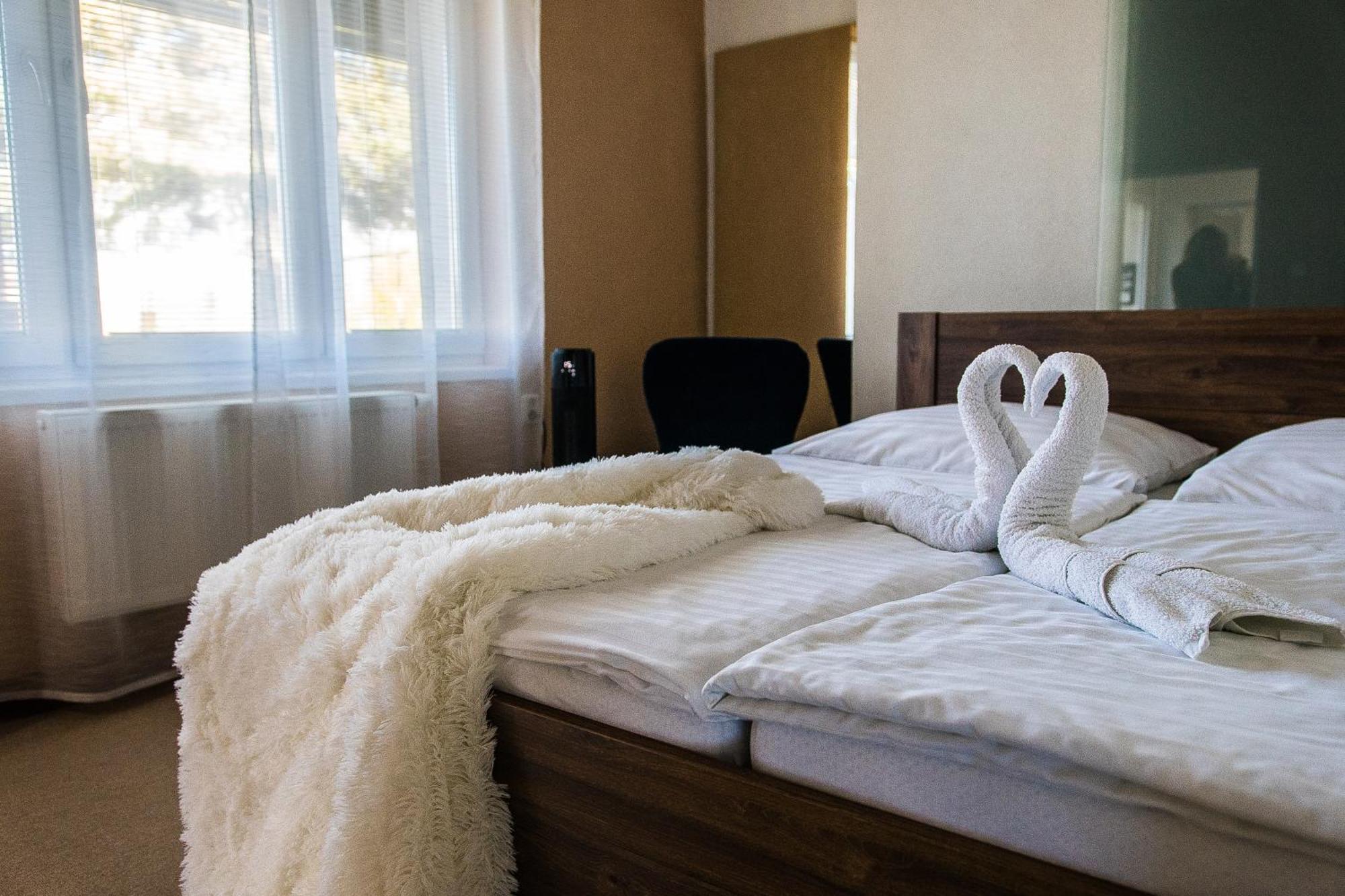 Aerocafe Hotell Partizánske Exteriör bild